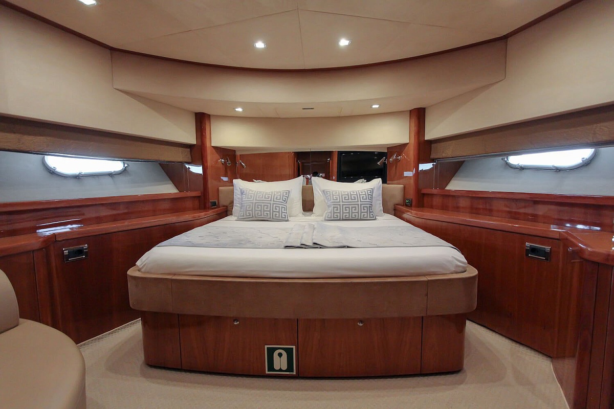 Аренда моторной яхты Sunseeker 90 Notorious в Дубае ОАЭ